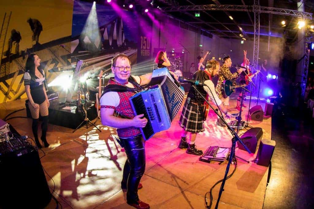 Mann auf Bühne mit Ziehharmonika Oktoberfestband München