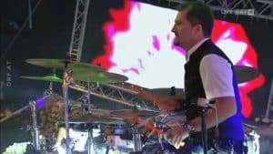 Schlagzeuger Mark Fuhrmann spielt live im Orf Zwei